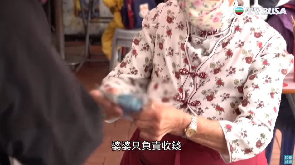 107歲的蓮婆婆，在學記麵家負責收銀，煮麵、樓面工作則交家中的後生負責。（圖:東張西望)